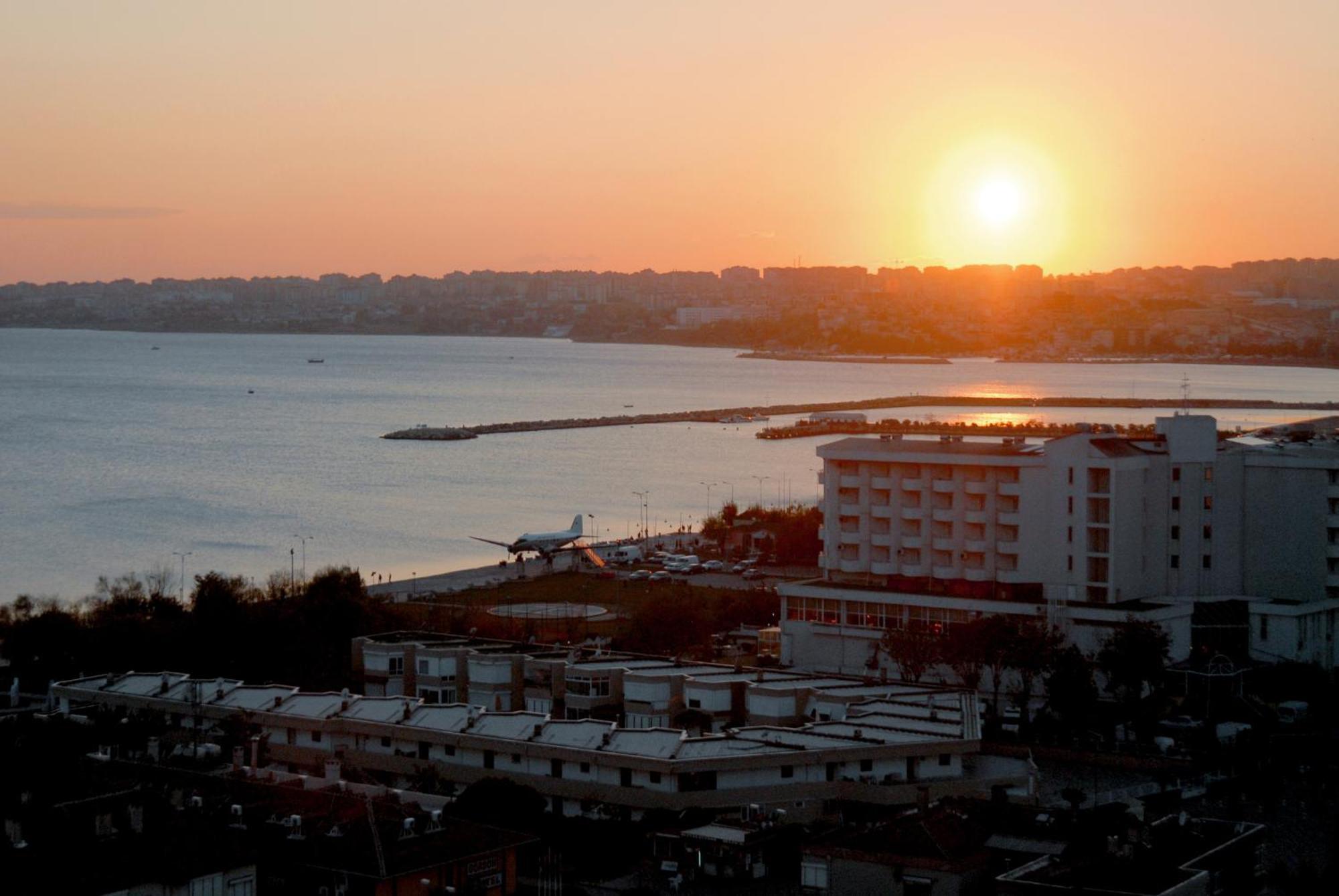 Eser Premium Hotel & Spa Büyükçekmece Ngoại thất bức ảnh Sunset over the Gulf of Chania