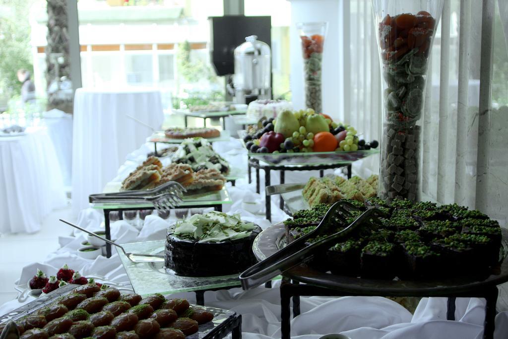 Eser Premium Hotel & Spa Büyükçekmece Ngoại thất bức ảnh A buffet