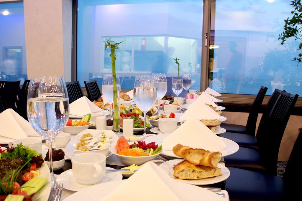 Eser Premium Hotel & Spa Büyükçekmece Ngoại thất bức ảnh A table set for a meal