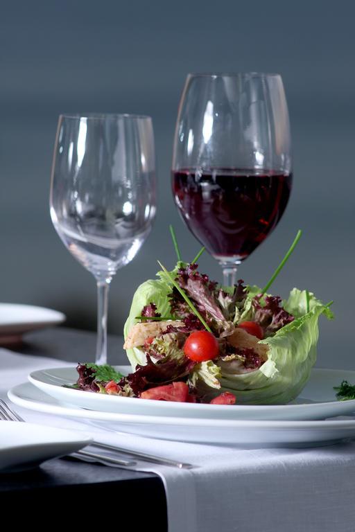 Eser Premium Hotel & Spa Büyükçekmece Ngoại thất bức ảnh A salad and wine