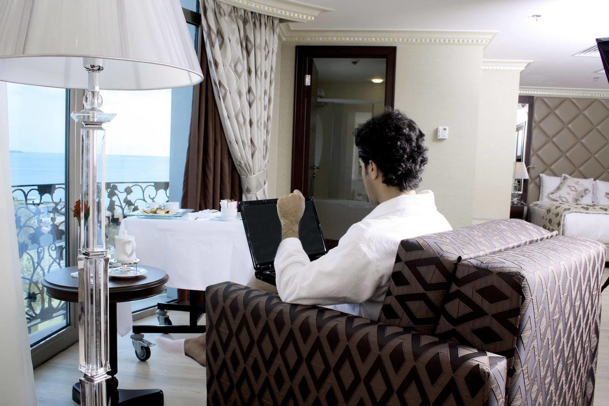 Eser Premium Hotel & Spa Büyükçekmece Ngoại thất bức ảnh A guest using the hotel's Wi-Fi service