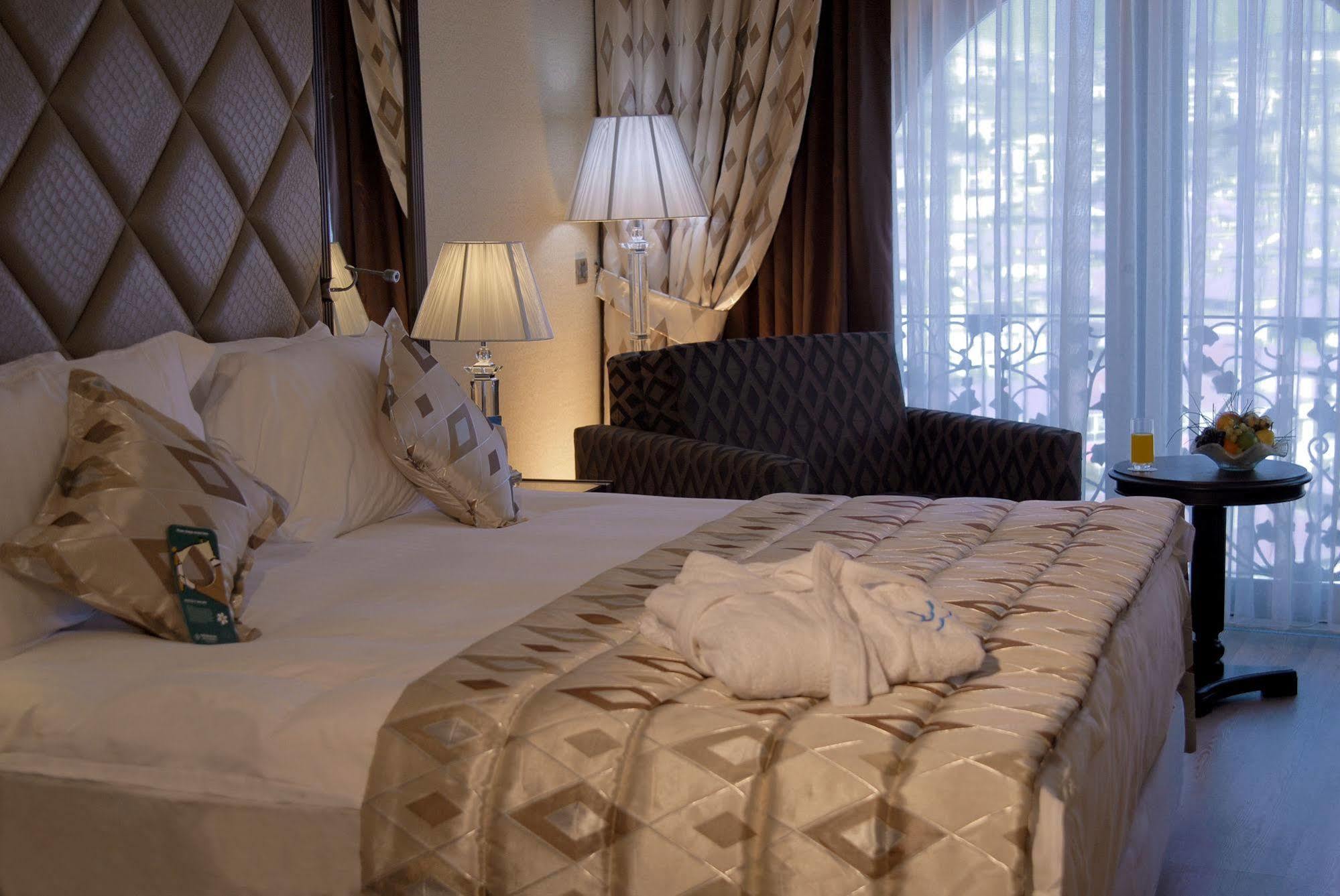 Eser Premium Hotel & Spa Büyükçekmece Ngoại thất bức ảnh A bedroom at the hotel